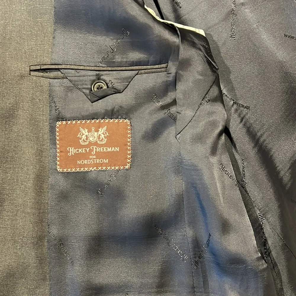 Hickey Freeman Charcoal Grey 100% wool with functional cuffs - Picture 3 of 10